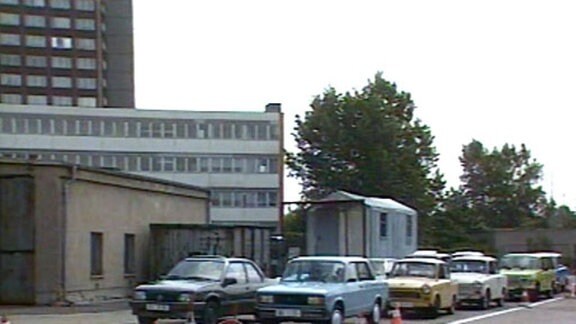 Autoschlange 1990 vor der Technischen Prüfstelle in Ost-Berlin