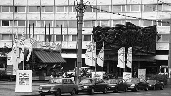 Ost- in einer Reihe mit Westautos in der Leipziger Innenstadt 1990/91