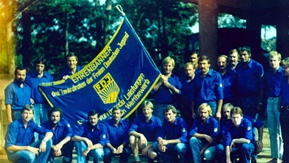 Große Gruppe von Männern mit FDJ-Banner