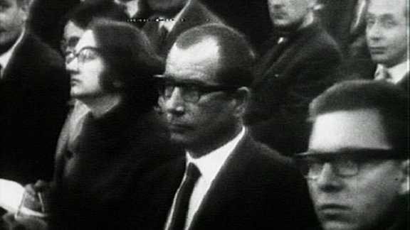 Willi Sitte bei Debatte zu seinen "Leuna"-Gemälde 1966