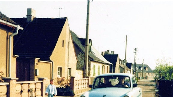 Trabant, Baujahr 1968, auf einer typischen DDR-Straße im April 1990