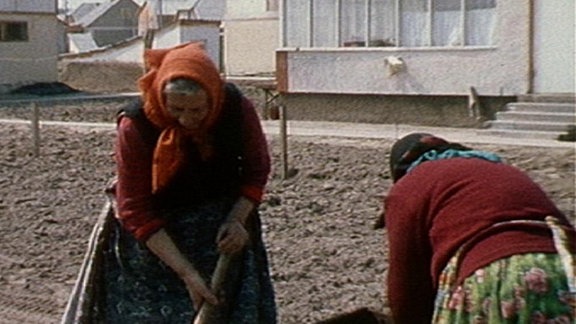 Frauen vor ihren neu gebauten Häusern in der UdSSR