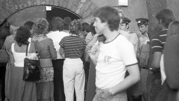 Schlangestehen vor der stets überfüllten mb: Nur wenn jemand den Studentenclub verließ, durfte ein neuer Gast hinein (1987)