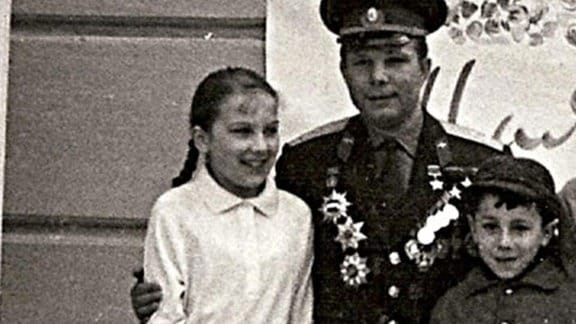 Gagarin mit einem Mädchen und einem Jungen