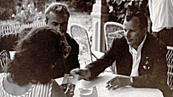 Gagarin während einer Autogrammenstunde mit Zigarette!