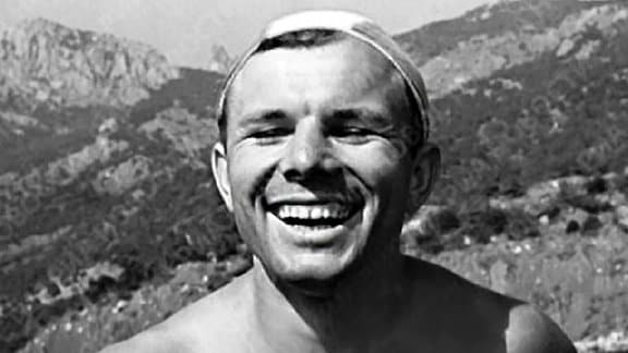 Juri Gagarin mit freiem Oberkörper