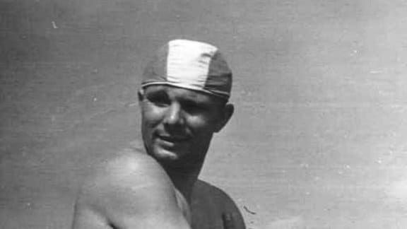 Gagarin mit Badekappe geht schwimmen