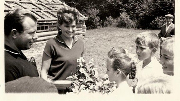 Gagarin mit Dorfkindern