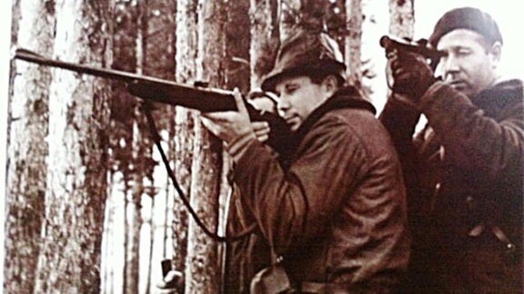 Gagarin mit einer Flinte auf der Jagd