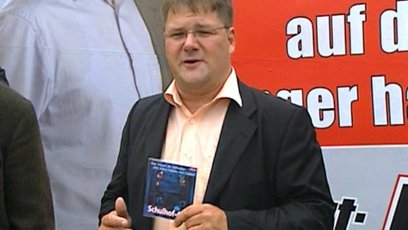 Holger Apfel mit Schulhof-CD in der Hand
