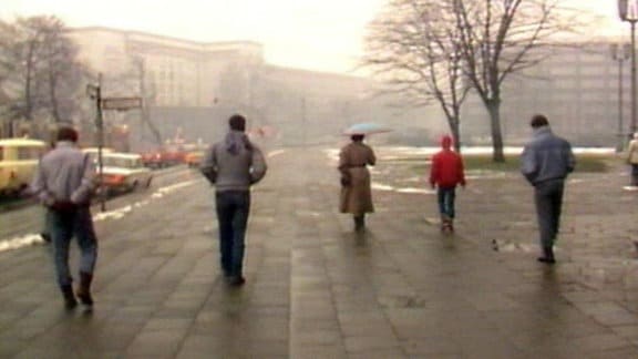 Drei auffällig unauffällige Mitarbeiter der Staatssicherheit schlenderten am Morgen des 17. Januar 1988 über die Karl-Marx-Allee in Berlin.
