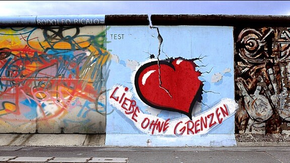 An einer Wand steht: Liebe ohne Grenzen
