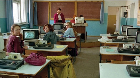 In einer Schule sitzen Mädchen vor Computern.