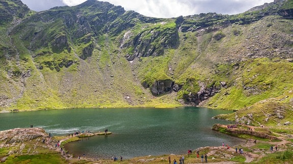 Gletschersee Balea Lac, der an der Transfogarascher Hochstraße auf einer Höhe von über 2.000 Metern liegt und als Touristenattraktion in Rumänien gilt.