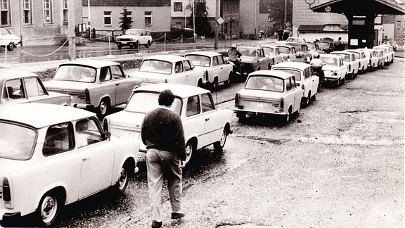 Trabis im Stau an der Tankstelle Altenberg vor Zinnwald, ca. Frühherbst 1989