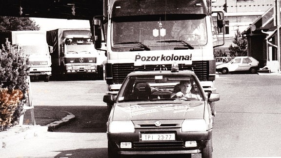 Konvoi mit Leitfahrzeug startet vom Grenzübergang Zinnwald ins Tal Richtung Teplice, Mitte der 1990er
