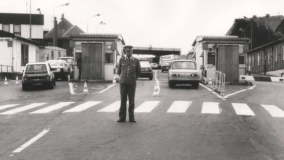 DDR-Zöllner am Grenzübergang Zinnwald, ca. erste Hälfte 1990