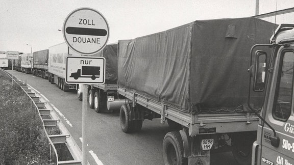 Kilometerlanger Stau auf der Lkw-Standspur vor dem Grenzübergang Zinnwald, 1990