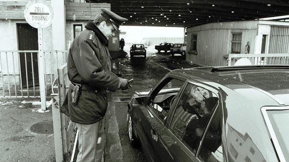 Tschechischer Zöllner kontrolliert Pass bei der Einreise nach Deutschland, 1994