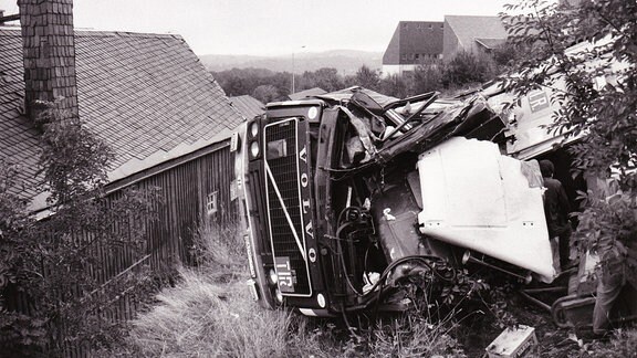 Lkw-Unfall in Altenberg, Volvo-Laster wird aus der Kurve getragen, rutscht Hang hinunter, 1993; an dieser Stelle noch mehrere schwere Unfälle