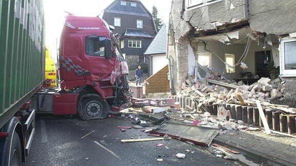 Lkw-Unfall in Altenberg, 2003, Totalschaden auch am gerammten Haus