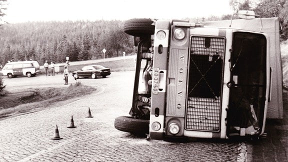 Lkw-Unfall auf der steilen Serpentinenstraße zwischen Altenburg und Bärenburg in Richtung Zinnwald, 1991; gefährlichste Stelle zum Grenzübergang hoch, von Einheimischen „Bau-Kahre“ (Bau-Kehre) genannt