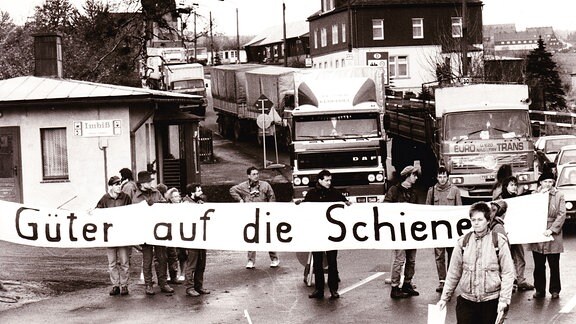 Anwohner in Zinnwald protestieren gegen Lkw-Lawinen durch ihren Ort, 1996