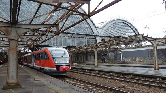 Zug nach Breslau bei Ausfahrt aus Dresdner Hauptbahnhof