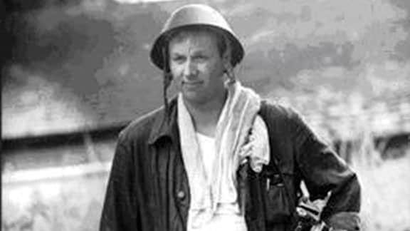 Thomas Billhardt 1969 als Kriegs-Bildreporter in Hanoi, seine Kamera "Pentacon Six" umgehängt und mit einem Stahlhelm auf dem Kopf.