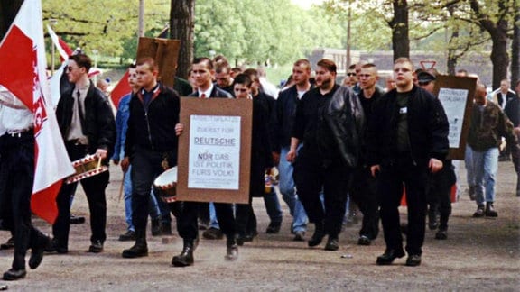 Tino Brandt (rechts, schaut nach oben) am 1. Mai 1998 in Leipzig. Links neben ihm mit der Jacke auf der Schulter läuft der spätere mutmaßliche NSU-Unterstützer Andre Kapke.