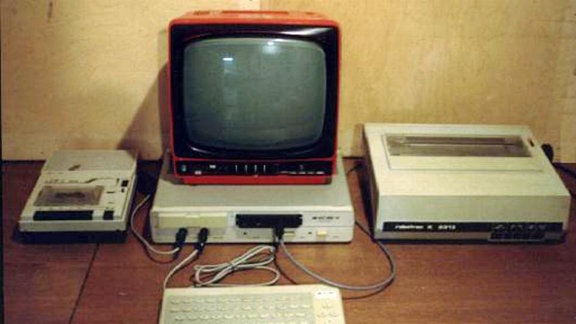 Die KC Reihe 85/2 bis 85/4 waren die eigentlichen Homecomputer der DDR und ausgesprochen begehrt. Als Bildschirm wurde meist ein Schwarzweiss-Fernsehgerät benutzt ("Junost" oder "Robotron").