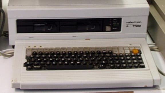 Der A 7100 ist der erste 16-bit Arbeitsplatzcomputer der DDR. Gebaut wurde er 1987. Er war mit einem 8086 Prozessor und zwei 5 1/4 Zoll Diskettenlaufwerken ausgerüstet, eine Festplatte gab es aber erst beim Nachfolgemodell A 7150 (CM1910). Der Rechner ist grafikfähig.