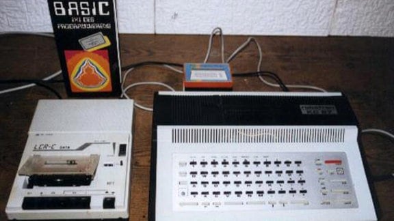 Der "Kleincomputer" 87 ist ein Homecomputer aus dem Jahr 1987, der hauptsächlich in Computerkabinetten von Schulen zu finden war. Angeschlossen wurde er an den russischen Fernseher mit Namen "Junost".