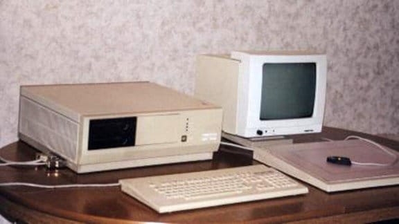 Der CM 1910 aus dem Jahr 1989 ist einer der leistungsfähigsten DDR-Computer überhaupt gewesen. Im Gegensatz zu seinem sehr ähnlichen Vorgänger A7100 konnte er mit einer Festplatte ausgerüstet werden, hatte eine erweiterte Grafikansteuerung und war in der Lage, neben CP/M auch MS-DOS als Betriebssystem zu nutzen. Das gute Stück ist stabil verarbeitet und wiegt um die 25 kg. Eine Besonderheit des CM 1910 war eine optoelektronische Lüfterüberwachung, welche die Netzteile bei einem Defekt automatisch abschaltete.