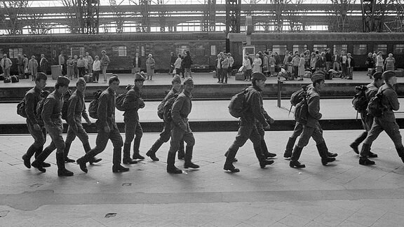 Russische Soldaten auf einem Bahnsteig des Leipziger Hauptbahnhof.