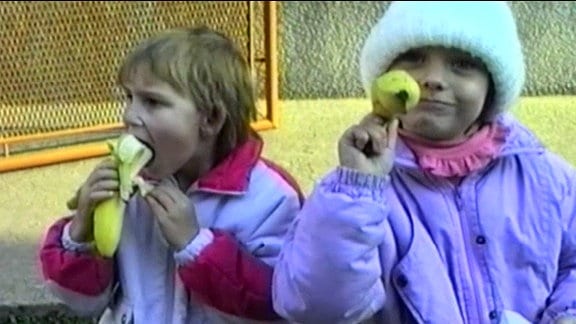 Kinder essen Bananen