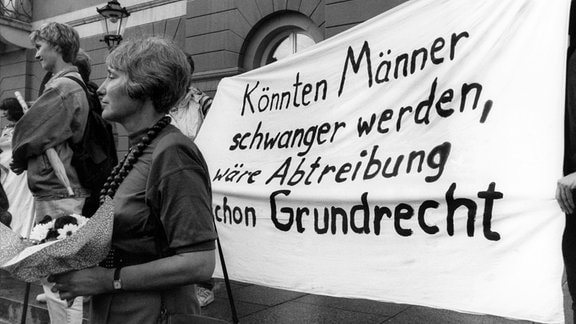 Nach der Urteilsverkündung am 28.05.1993 demonstrieren rund 150 Frauen in der Innenstadt von Karlsruhe für ein Recht auf Abtreibung