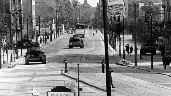 17. Juni 1953. Aufstand in Ostberlin. Westberliner verfolgen die Vorgaenge im Ostsektor: Sowjet-Panzer auf dem Leipziger Platz.