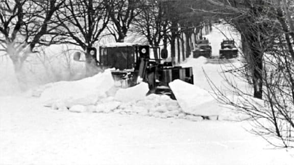 Räumfahrzeuge auf Rügen im Einsatz im Winter 1979