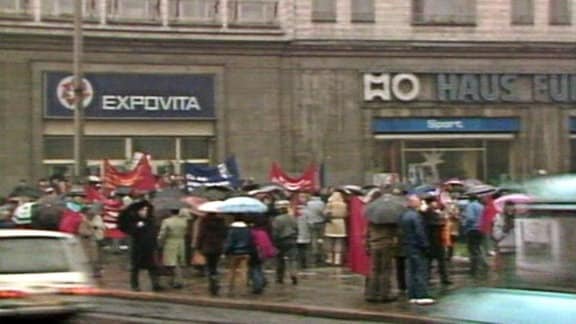 Der Protest der Bürgerrechtler dauerte nur wenige Minuten, dann wurden sie von zahlreichen Mitarbeitern der Staatssicherheit in eine Ecke auf der Karl-Marx-Allee gedrängt.