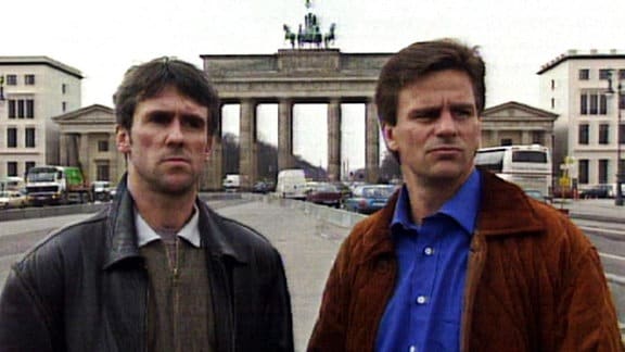 Die Fußballer Falko Götze und Dirk Schlegel vor dem Brandenburger Tor