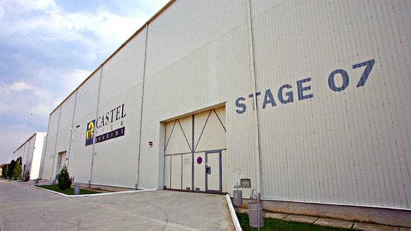 Blick auf einen riesigen Container mit doppeltürigem Tor, Aufschrift Castel Films  - Stage 07
