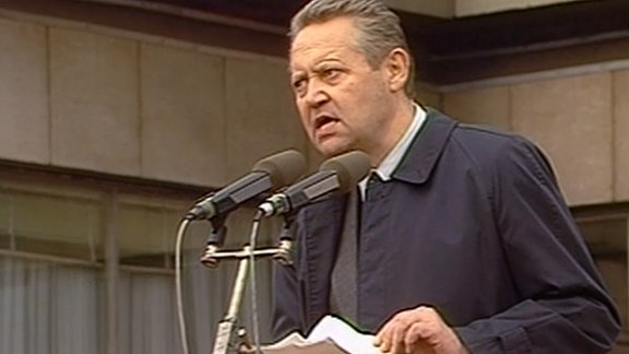 Ein Poltiker hält eine Rede, Archivaufnahme