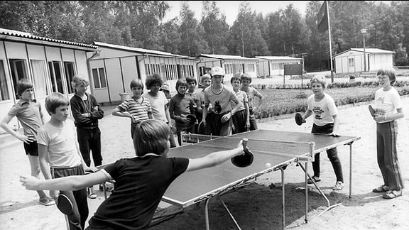 Mädchen und Jungen im Sommerferien im Pionierlager in Seifhennersdorf.