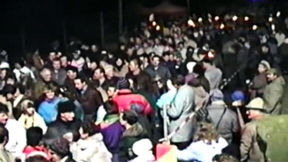 Menschenmenge bei Nacht