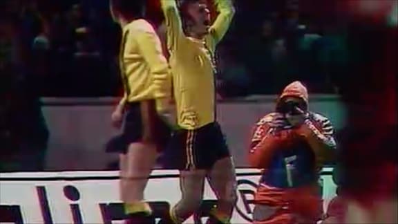 Dynamo Dresden Spieler jubelt nach Torschuss gegen Bayern München 1973