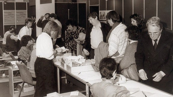 An den Anmeldetischen mit Karteikarten-Boxen  zur Dokwoche 1987 herrscht reger Betrieb.