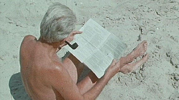 Mann bei Lektüre am FKK-Strand Barth 1965