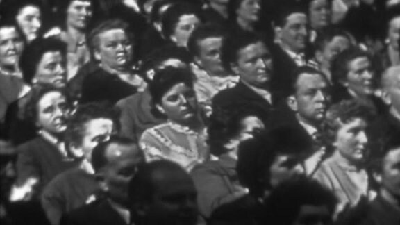 8. März 1960: Warten auf den Vorsitzenden ... Die offizielle Feier des 50. Frauentages fand im "Theater der Werktätigen" in der Chemiestadt Wolfen statt. Festredner war SED-Chef Walter Ulbricht.