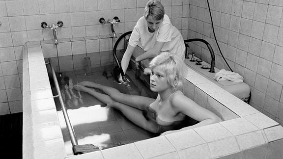 Eine Patientin bei einer Unterwassermassage in der Betriebspoliklinik des VEB (Volkseigener Betrieb) Palla Textilwerke Meerane im früheren DDR-Bezirk Karl-Marx-Stadt, aufgenommen 1973.